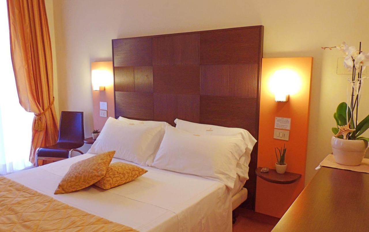 Hotel Hamiltown Cattolica Eksteriør billede